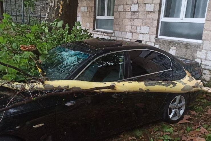 Olujno nevrijeme pogodilo brojne gradove u BiH, građani prijavljuju štetu